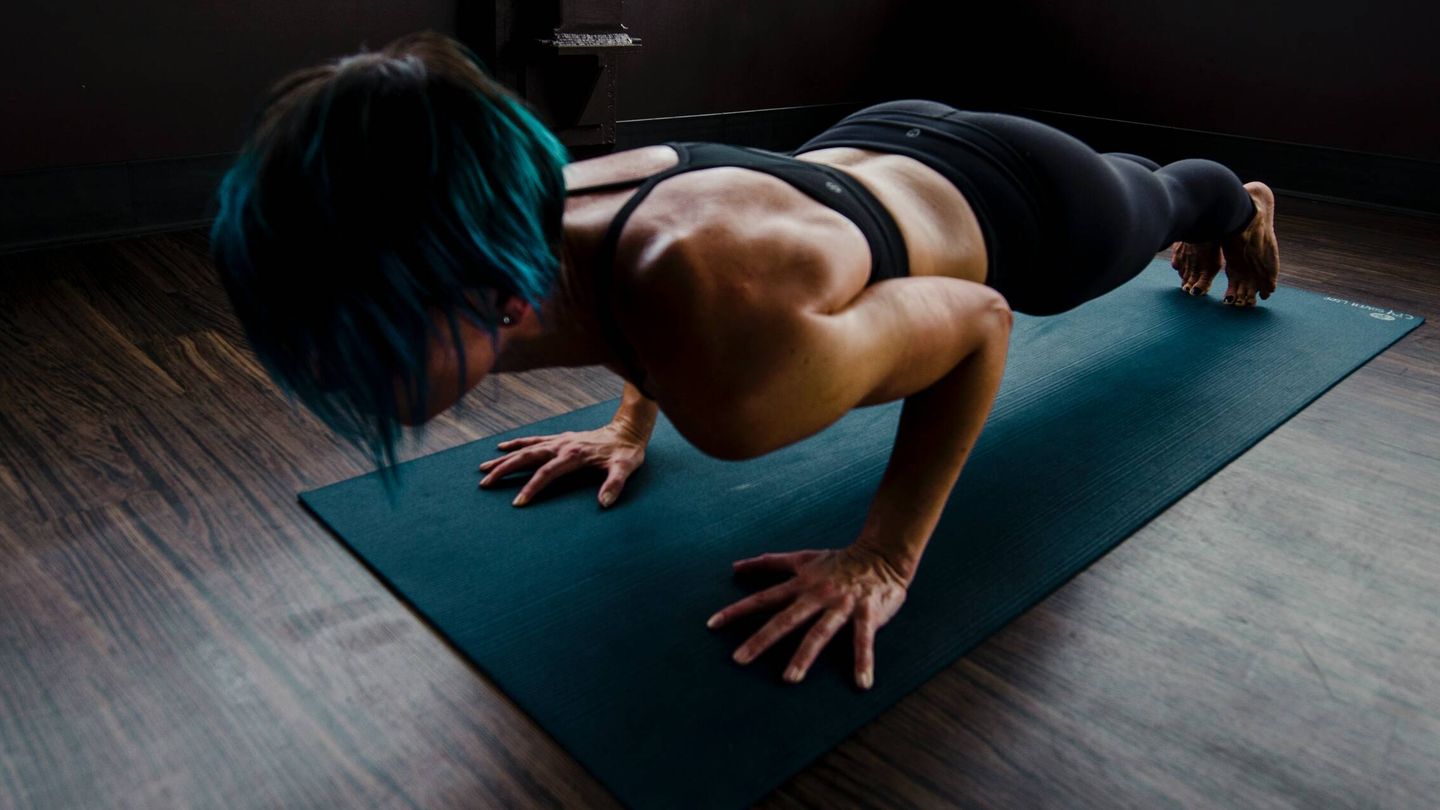 Los ejercicios que se ejecutan con el peso corporal, como las planchas, son anaeróbicos. (Pexels/Karl Solano)