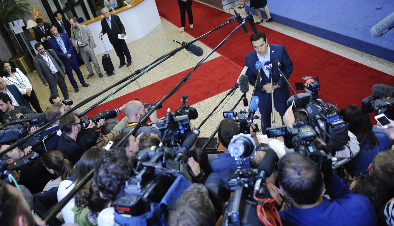 Foto: Tsipras atiende a los medios al término de la cumbre tras alcanzar un acuerdo con la Eurozona (Efe).