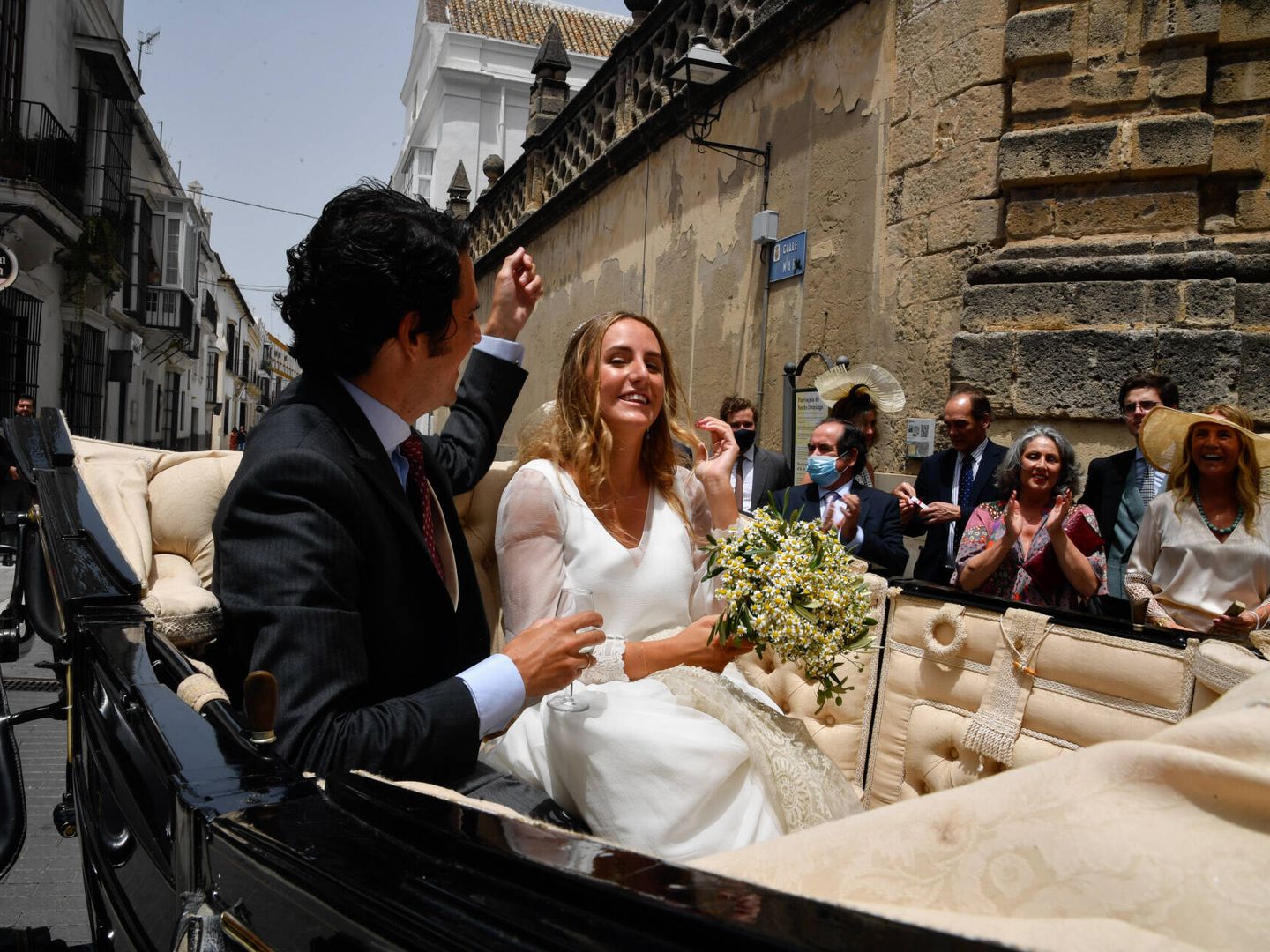 Ymelda Bilbao y Borja Mesa Jareño en su boda en Sanlúcar de Barrameda, Cádiz. (EPA)