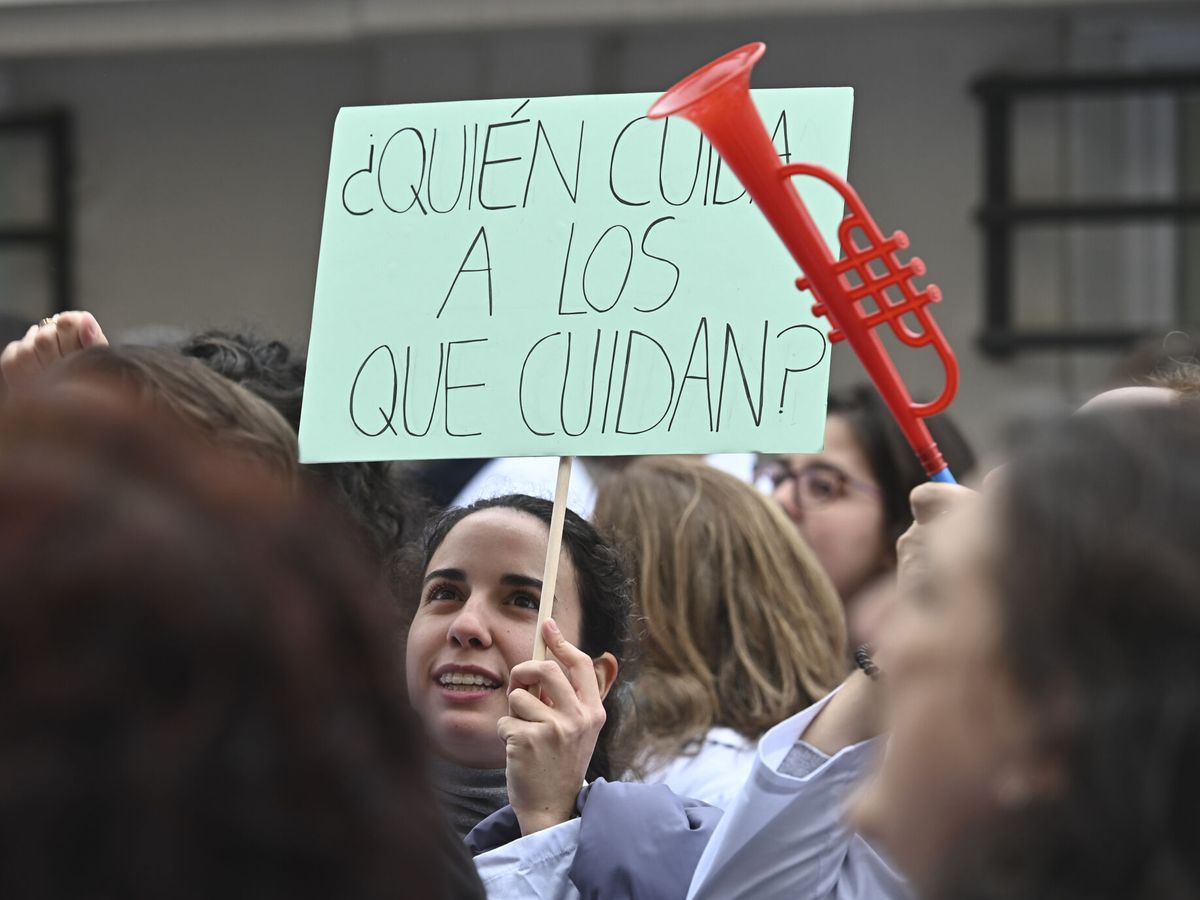 Foto: Participantes en la concentración convocada por el sindicato Amyts, mayoritario entre los médicos madrileños. (EFE/Fernando Villar)