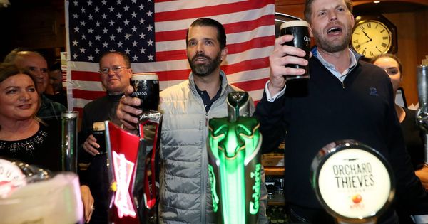 Foto: Los hijos de Trump, cerveza en mano. (Cordon Press)