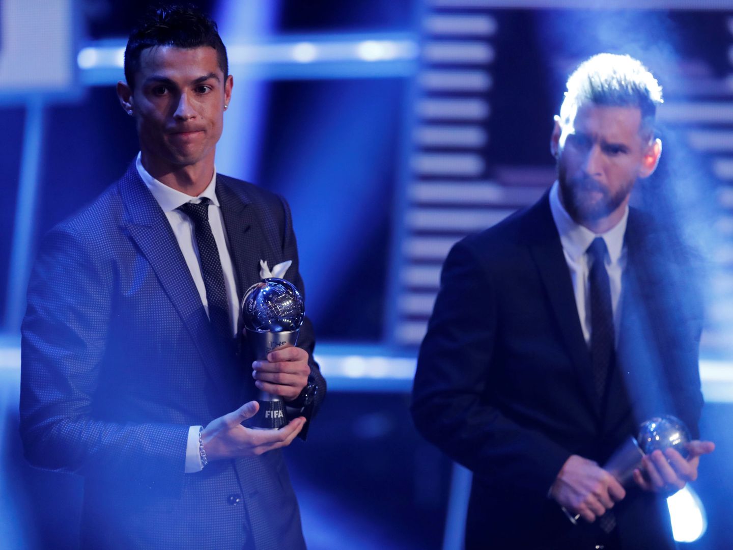 Cristiano Ronaldo y Lionel Messi comparten escenario durante la entrega de los premios 'The Best' en 2017 (EFE)