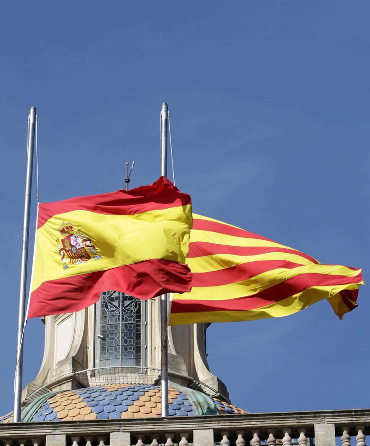 Foto: Banderas de España y de Cataluña. (EFE)