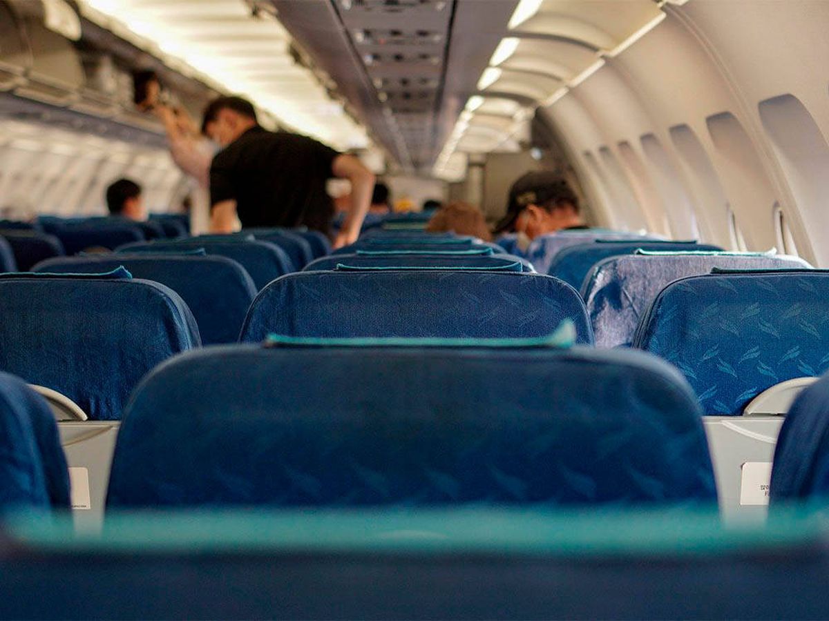 Foto: Reducen a un pasajero que intentó abrir la puerta de un avión en pleno vuelo (Pixabay)