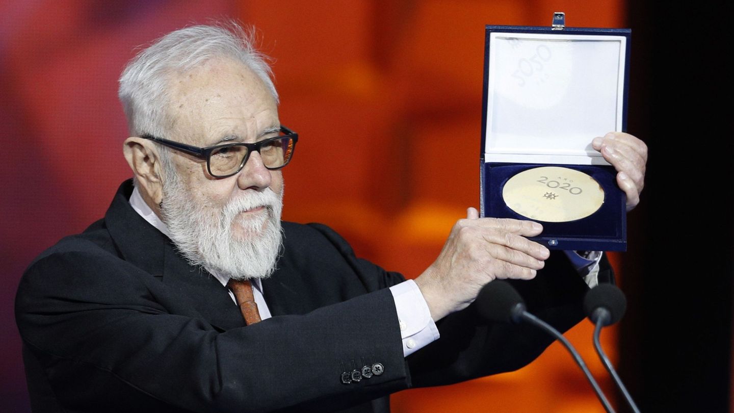 El escritor, director, guionista y productor de cine Gonzalo Suárez posa con la Medalla de Oro. (Efe)