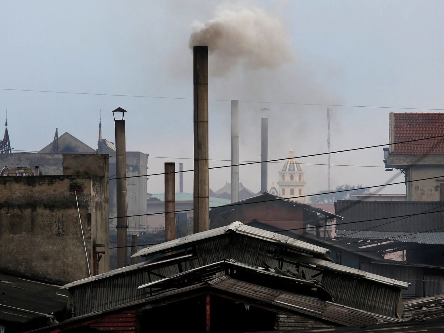 El humo se eleva sobre una factoría de papel en Vietnam. (Reuters)