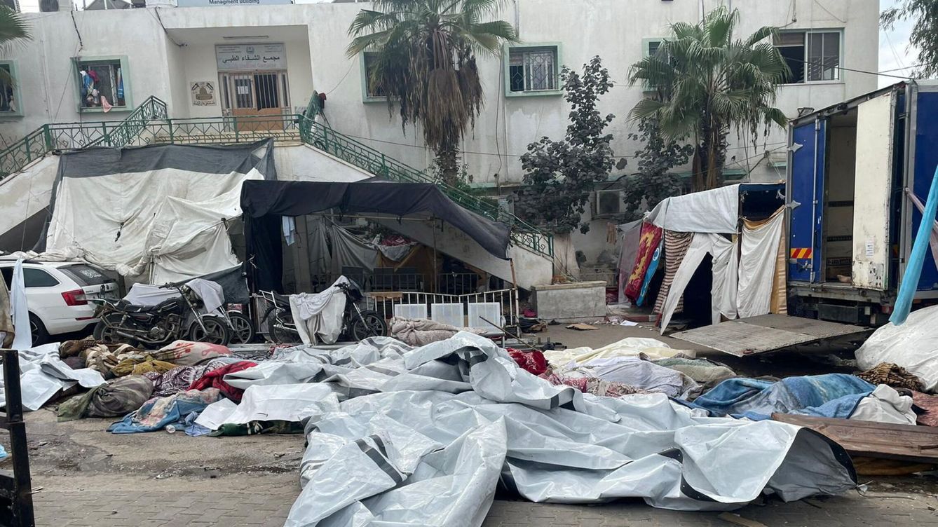 Foto: Cadáveres de palestinos muertos a las puertas del hospital Al Shifa. (Reuters/Ahmed El Mokhallalati)