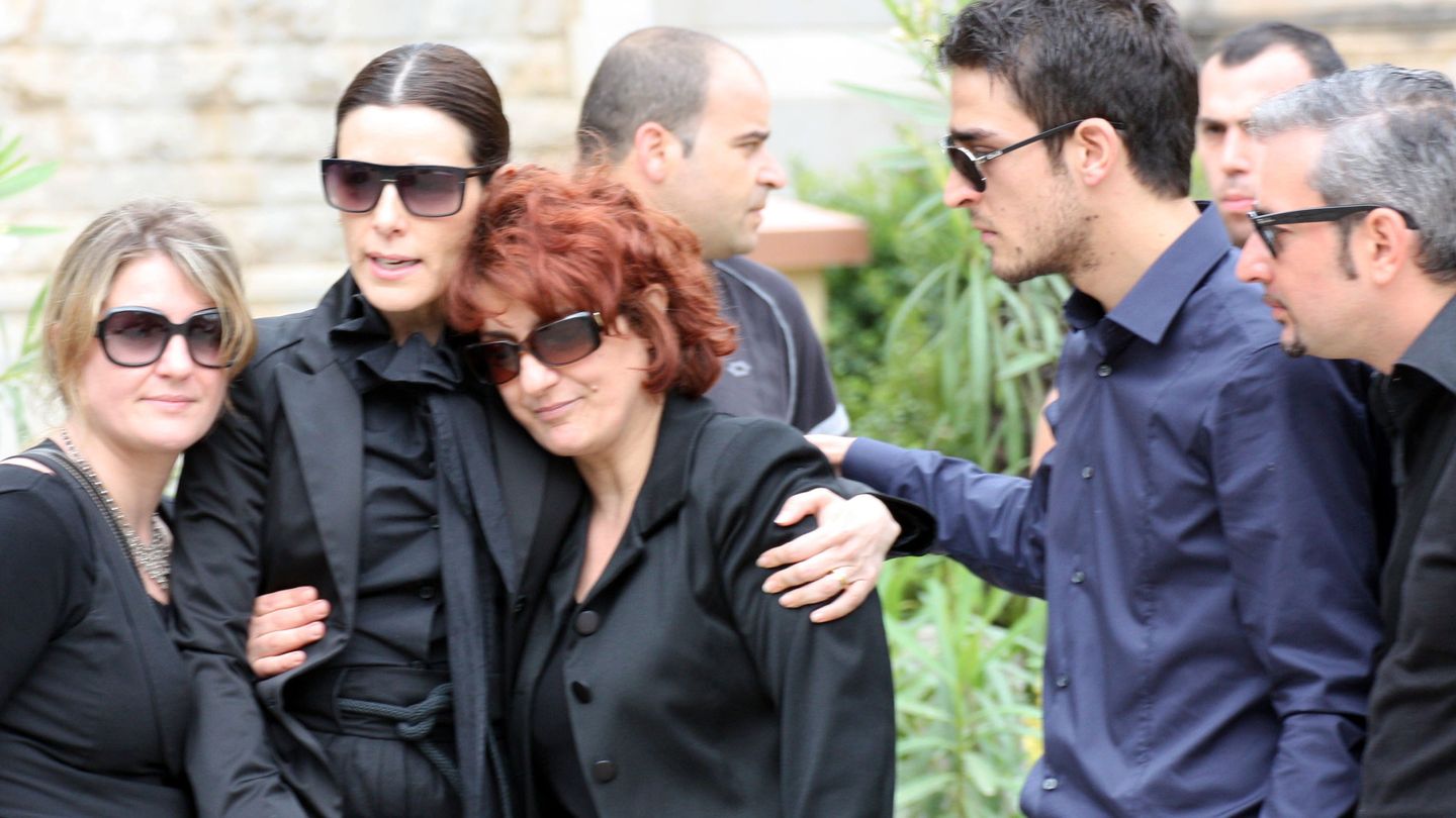 La presentadora junto a la familia de Biondo en su funeral (Gtres)