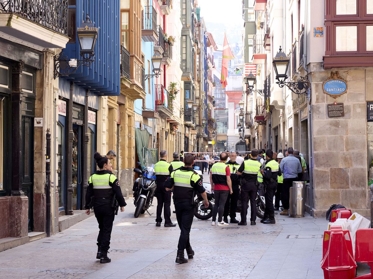 Foto: Agentes en las calles de Bilbao. (Europa Press/Ion Alcoba) 