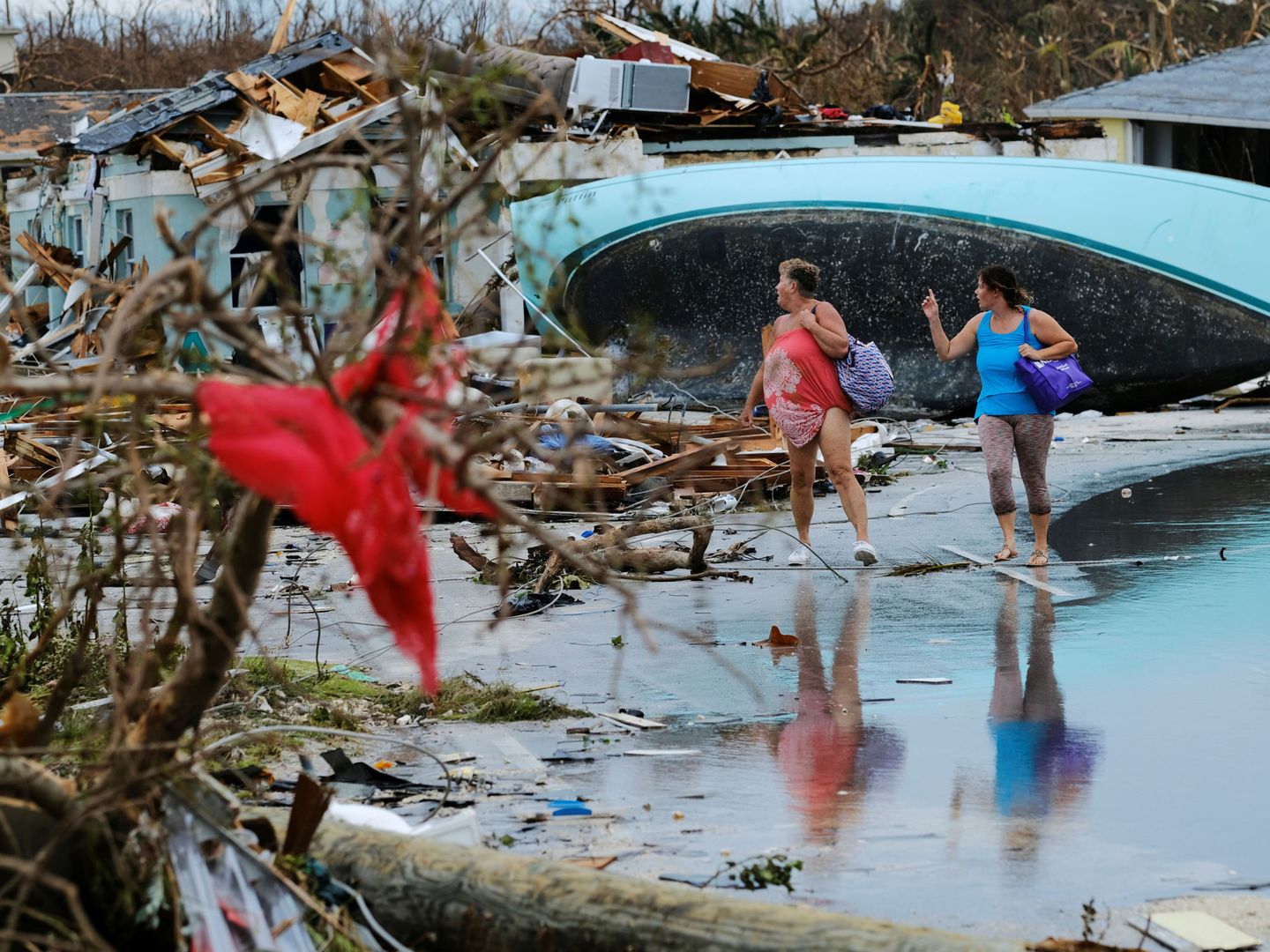Unas mujeres caminan entre los escombros tras el paso del huracán Dorian por las Islas Ábaco, Bahamas (Reuters)