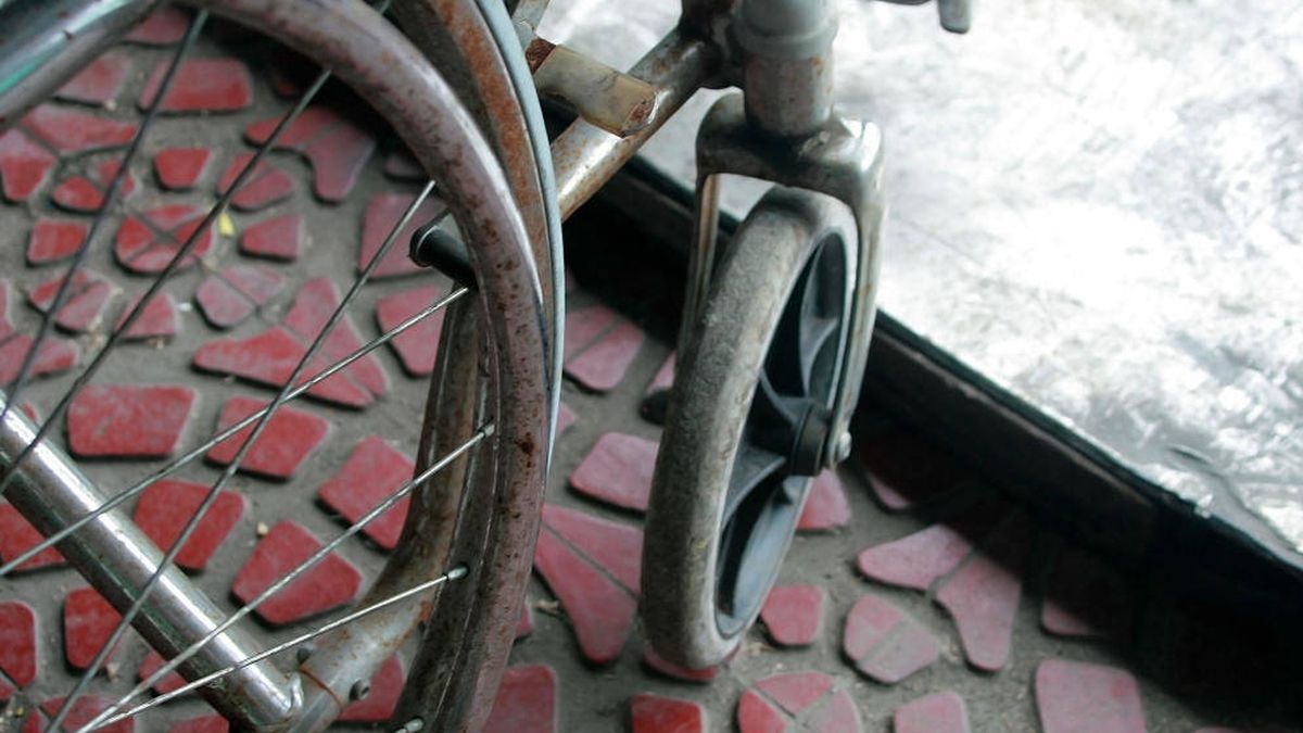 La pesadilla de vivir en silla de ruedas: ni buzones, ni garajes, ni piscinas son accesibles
