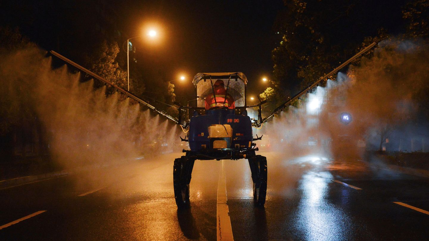 Un trabajador desinfecta las calles en Yunmeng, Hubei, China. (Reuters)