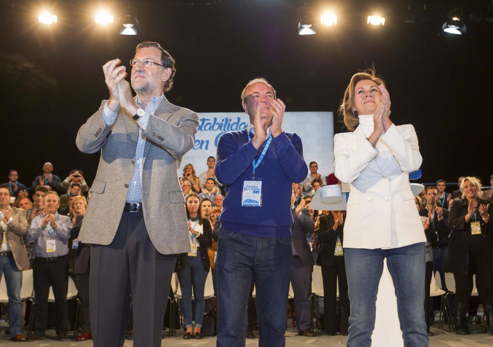 Foto: Los presidentes de Extremadura y Castilla-La Mancha, junto con el presidente del Gobierno, Mariano Rajoy. (Efe).