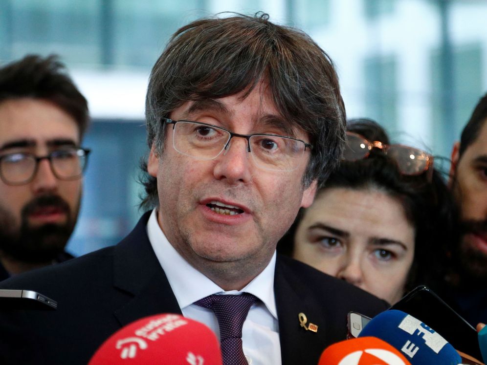 Foto: Puigdemont a su salida de las dependencias de la Fiscalía. (Reuters)