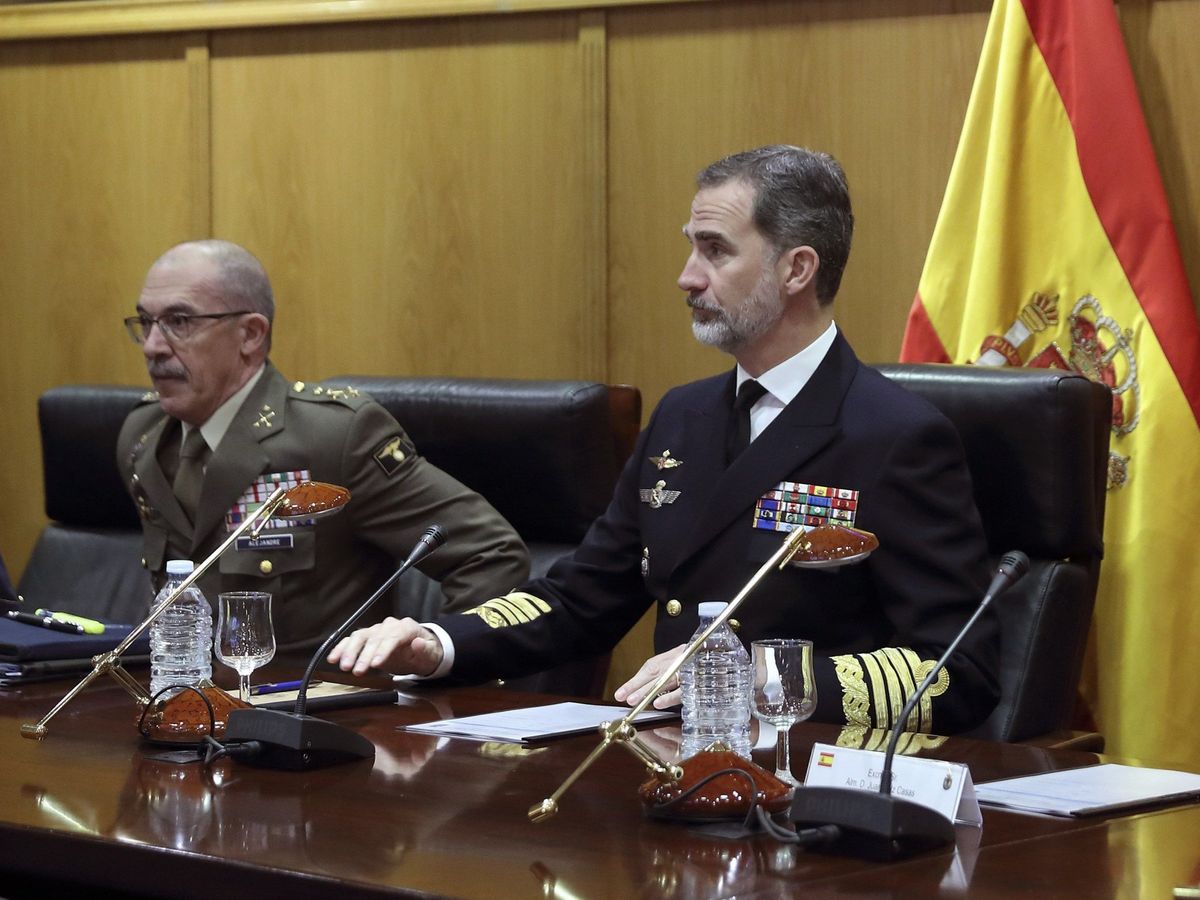 Foto: El Rey Felipe y el JEMAD, General Fernando Alejandre (i), en una imagen de archivo. (EFE)
