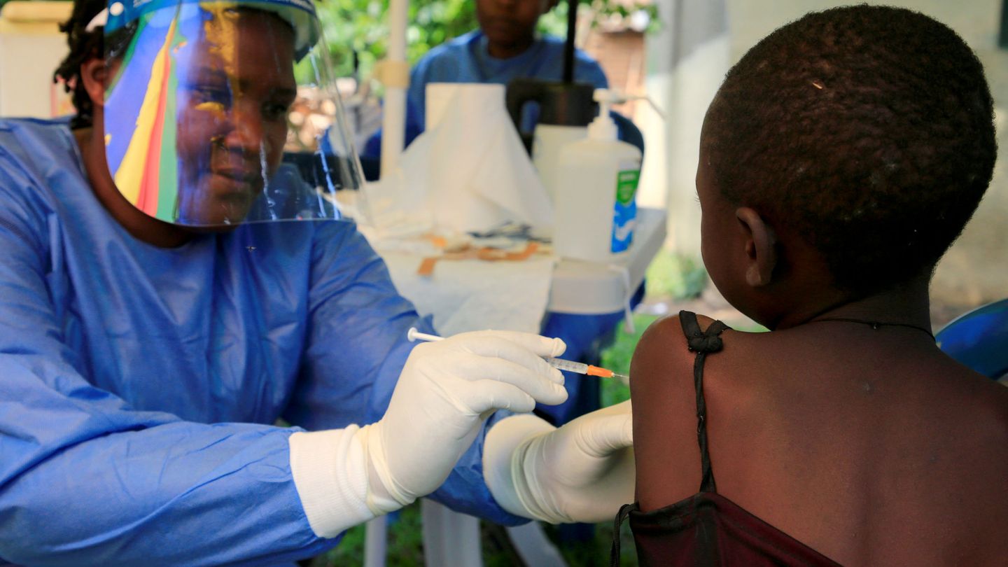 Vacuna contra el ébola en Uganda, cerca de la frontera con RDC. (Reuters)