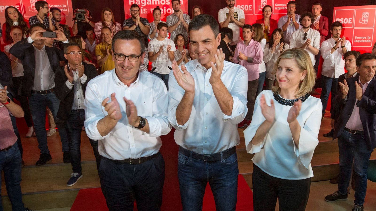 Foto: Pedro Sánchez, junto con Diego Conesa (i), líder del PSOE murciano, y Esther Clavero, alcaldesa de Molina de Segura, este 29 de abril en esa localidad. (EFE)