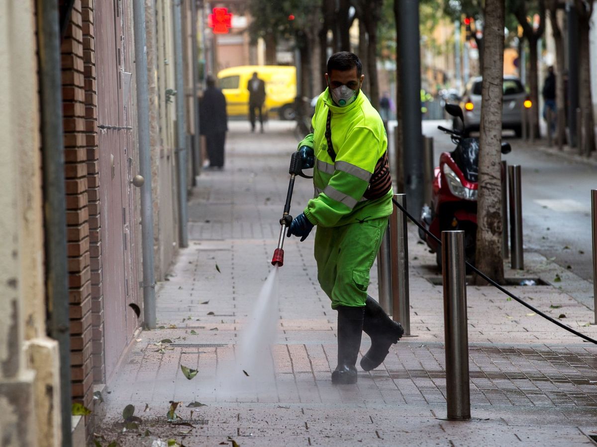 Foto: Vista de un operario de limpieza del Ayuntamiento de Barcelona. (Ayuntamiento de Barcelona)