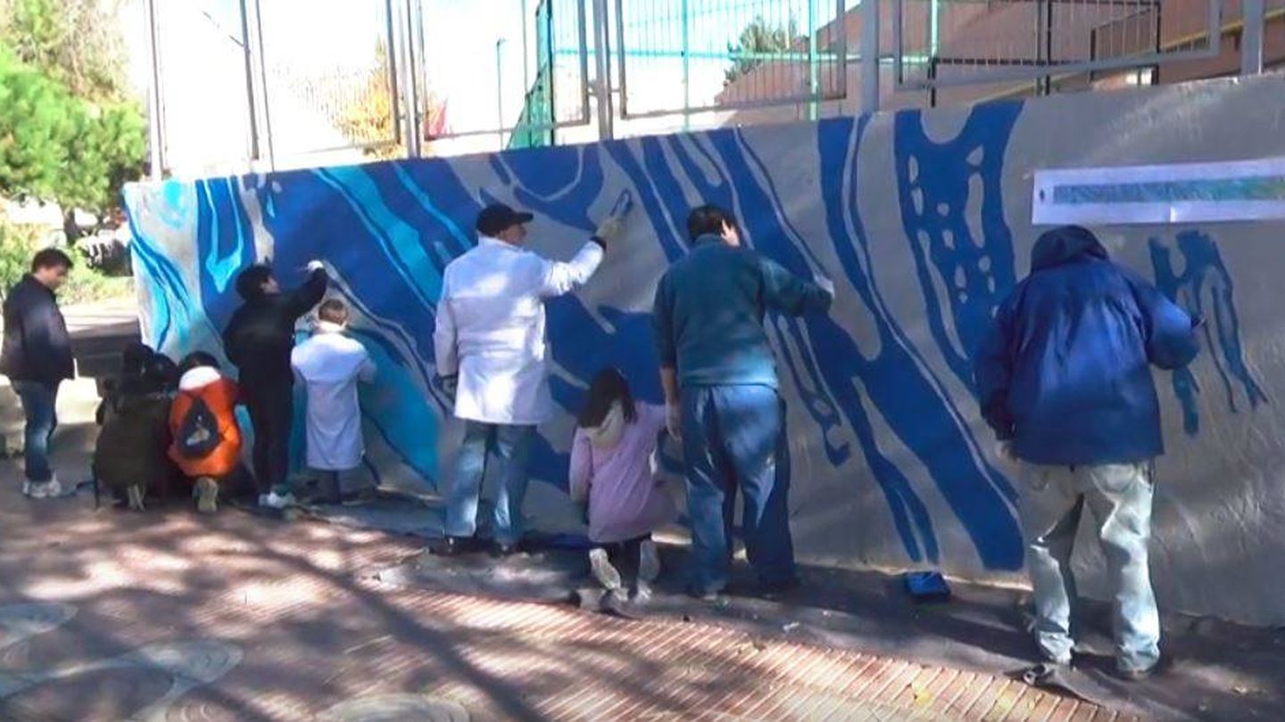 Tanto pequeños como mayores se implicaron en la elaboración del mural (Ayuntamiento de Madrid)