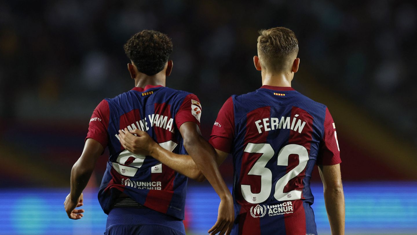 Fermín abraza a Lamine Yamal durante un partido del Barcelona. (EFE/Enric Fontcuberta)