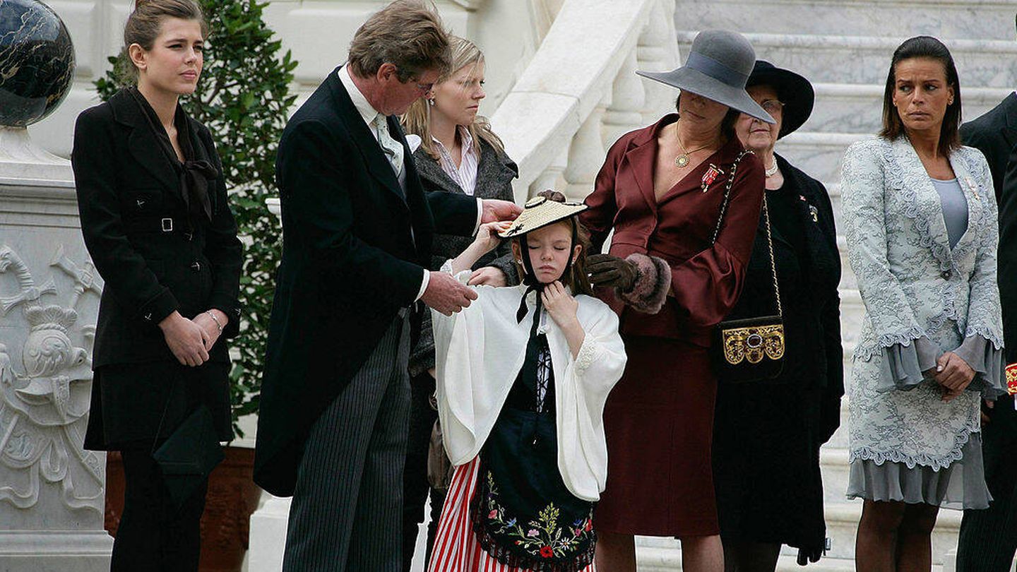 Ernesto de Hannover colocando el sombrero a su hija Alexandra. (Getty/Alain Benainous)