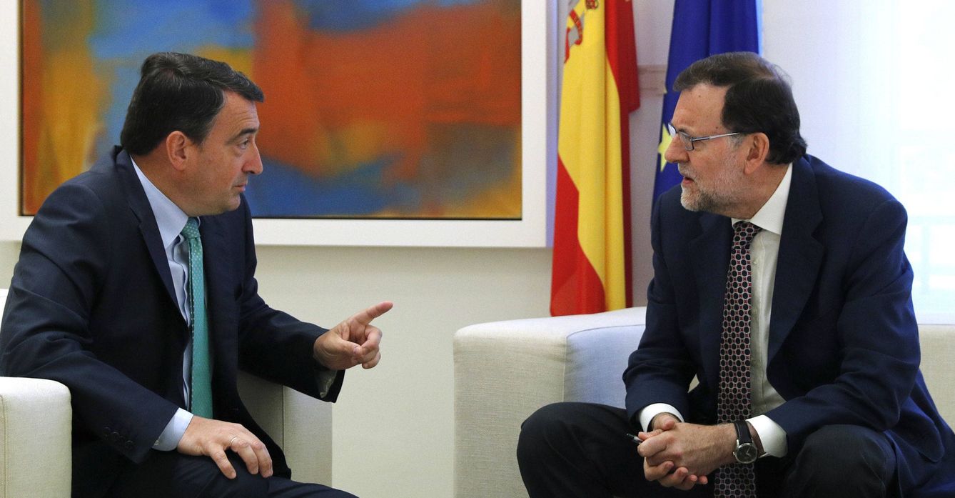 Mariano Rajoy, durante la reunión mantenida en la Moncloa con Aitor Esteban. (EFE)
