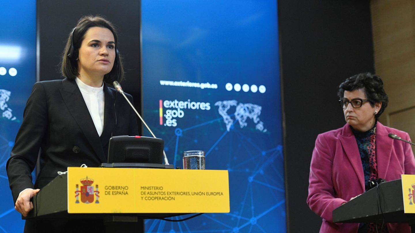 La ministra española de Asuntos Exteriores, Arancha González Laya (d), y la líder opositora bielorrusa, Svetlana Tijanóvskay. (EFE)
