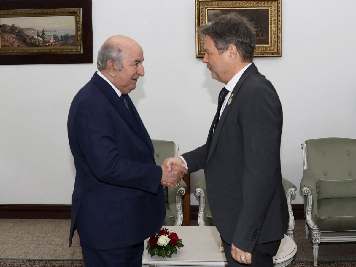 Foto: El presidente de Argelia, Abdelmadjid Tebboune, saluda al vicecanciller alemán, Robert Habeck. (Reuters) 