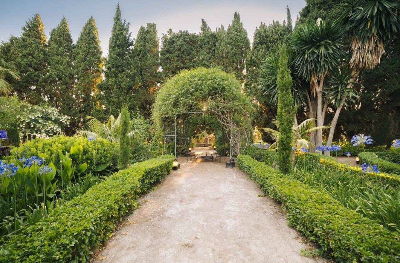 El jardín de la Casa de los Bates, en la costa de Granada. (Cortesía)