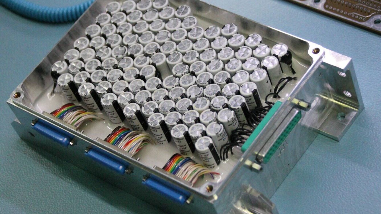 Foto: Un bancal de supercapacitadores para uso espacial. (ESA)