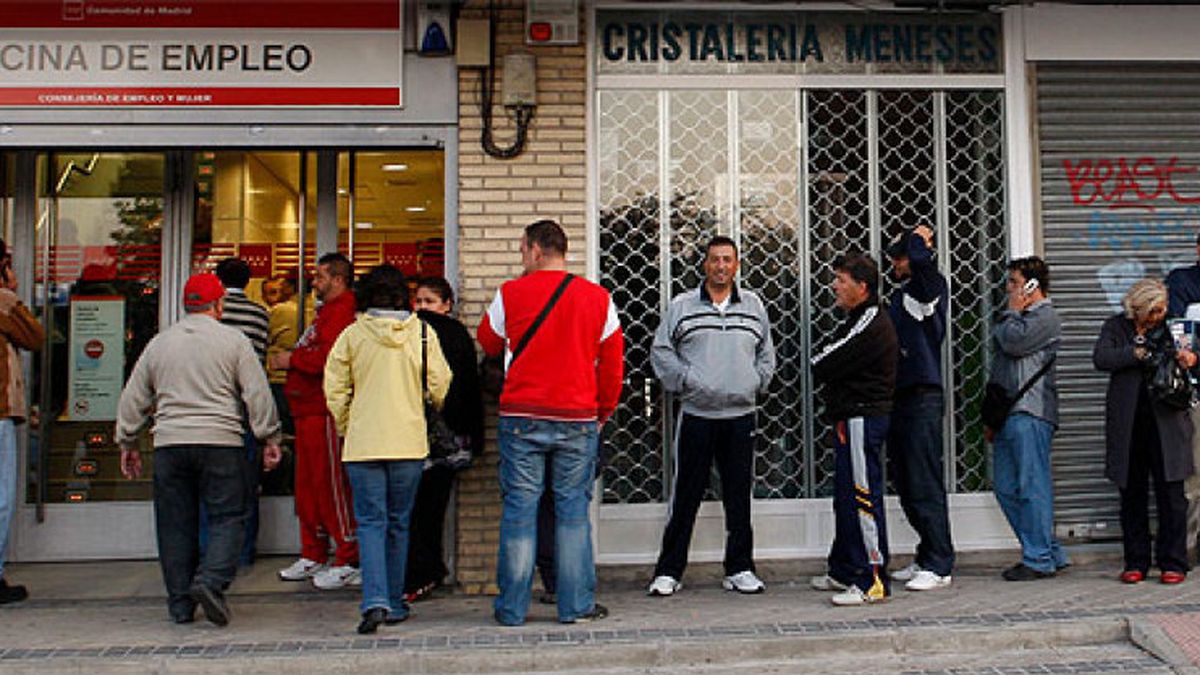 Regalan participaciones de lotería de Navidad a parados en una oficina de empleo de Málaga