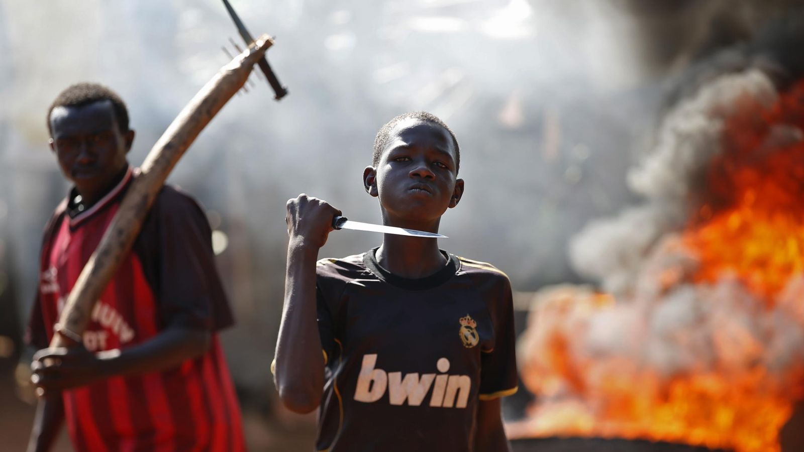 Foto: Un joven gesticula ante la cámara durante una protesta después de que tropas francesas abriesen fuego en Bambari (República Centroafricana).