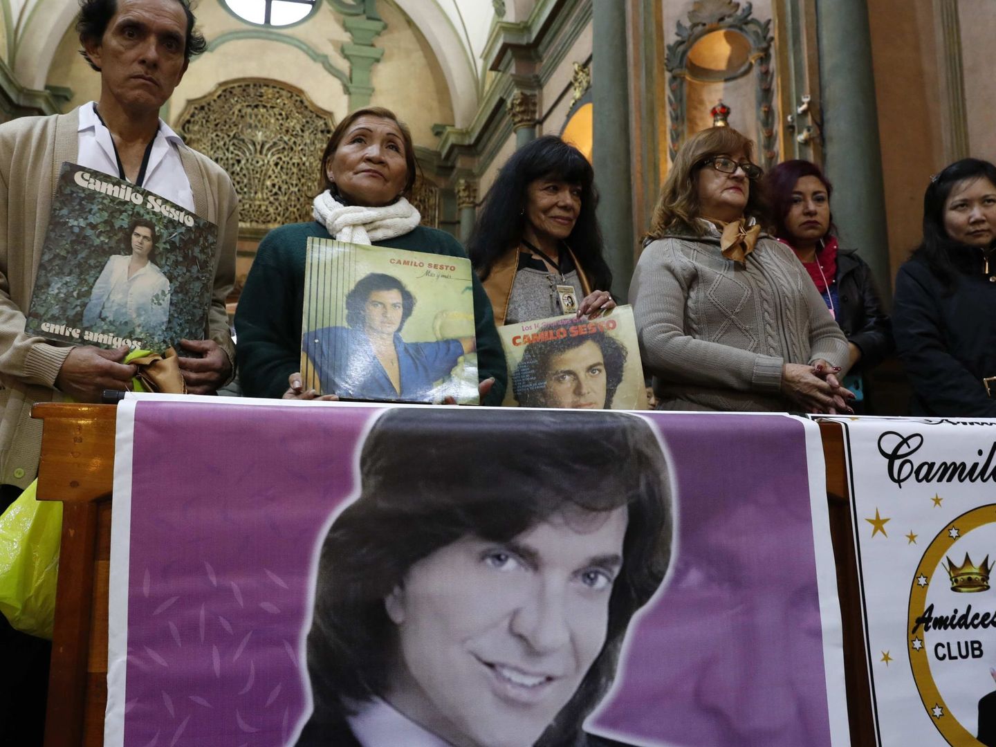 Un grupo de fans, en un homenaje en Perú a Camilo Sesto. (EFE)