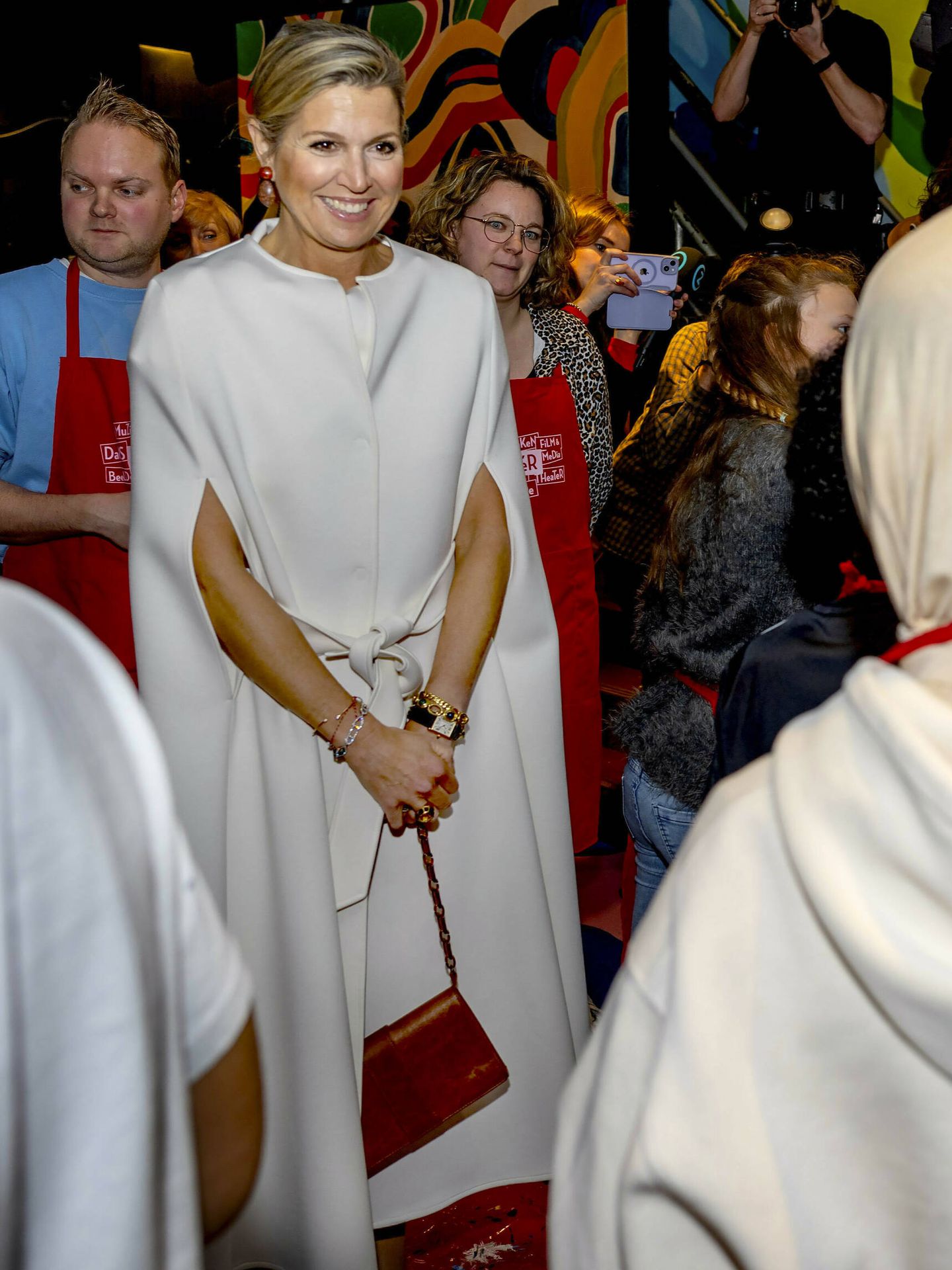 La reina Máxima, con vestido blanco y capa a juego. (Gtres)