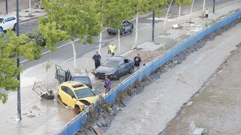 Una gran tormenta en Zaragoza obliga a actuar a los buceadores para rescatar a gente atrapada en coches