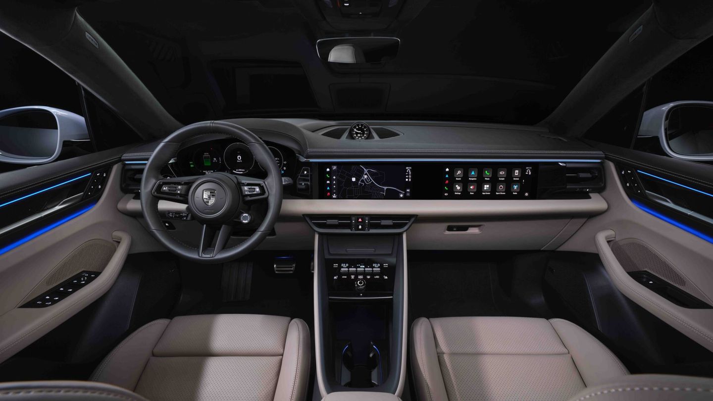 El interior del nuevo Porsche Macan puede equiparse con hasta tres pantallas en el salpicadero.