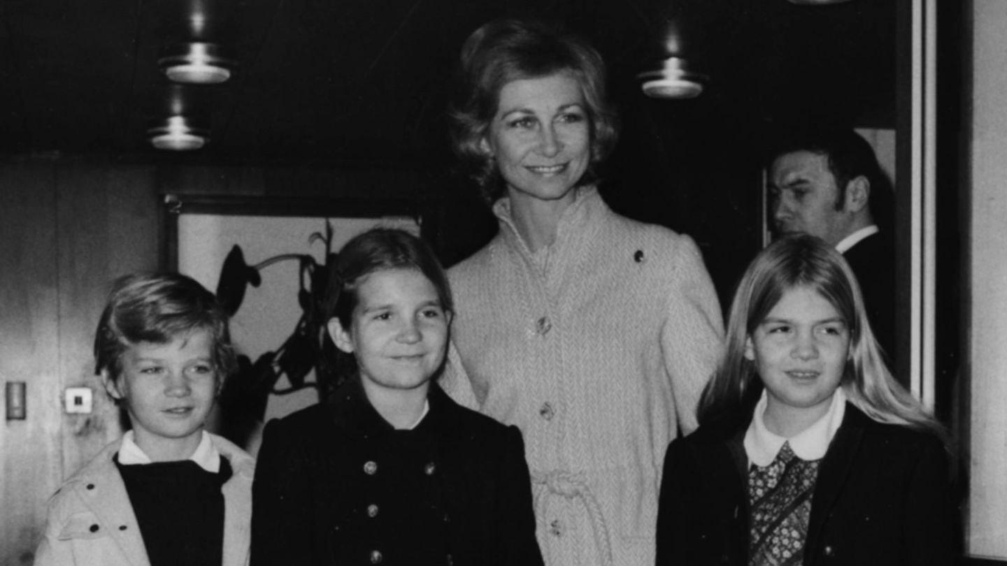 La reina Sofía con sus hijos. (Getty)
