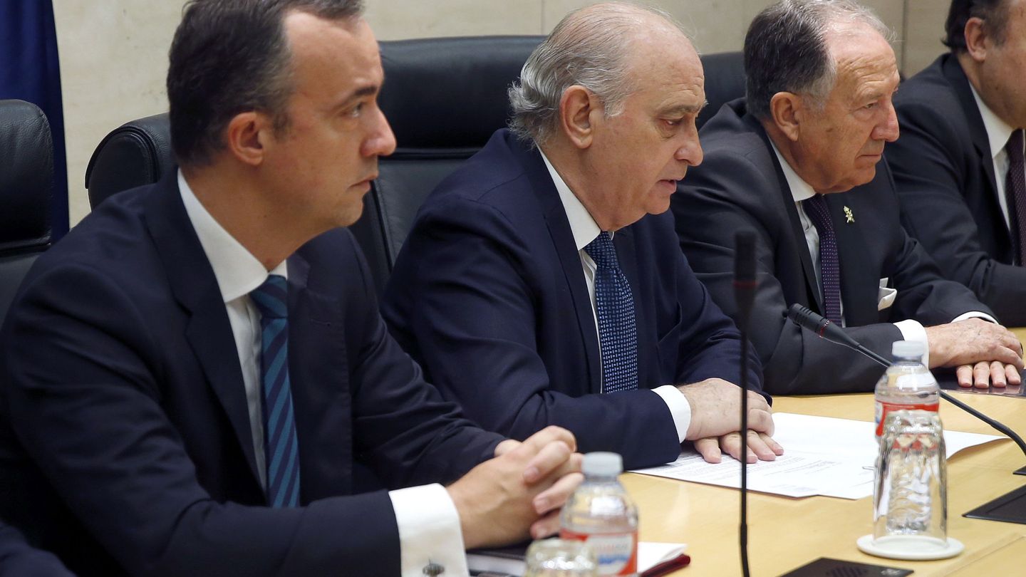 El exministro del Interior en funciones, Jorge Fernández Díaz (c), junto al exsecretario de Estado de Seguridad, Francisco Martínez Vázquez (i), en 2016. (EFE)