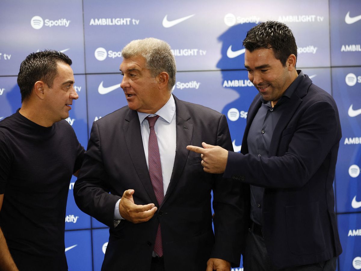 Foto: Xavi, junto a Laporta y el director deportivo, Deco. (Reuters/Albert Gea)