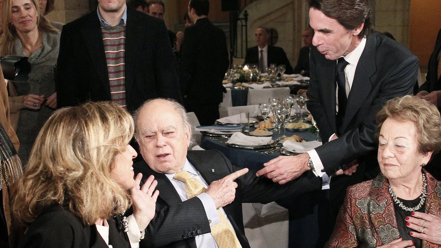 El expresidente del Gobierno Jose María Aznar bromea con el expresidente de la Generalitat, Jordi Pujol, en una cena en Madrid en 2012. (EFE) 