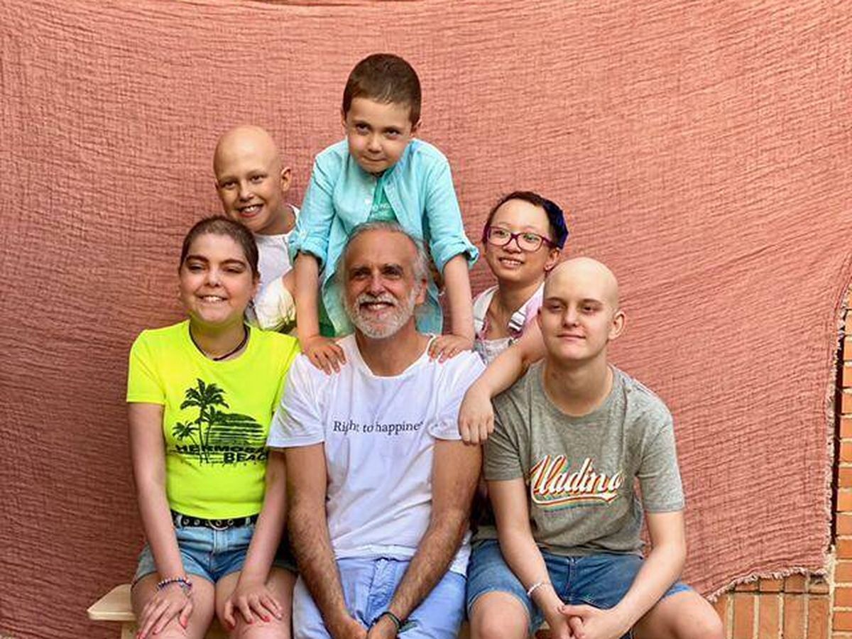 Foto: Paco Arango, creador de Fundación Aladina, con pacientes menores de cáncer.