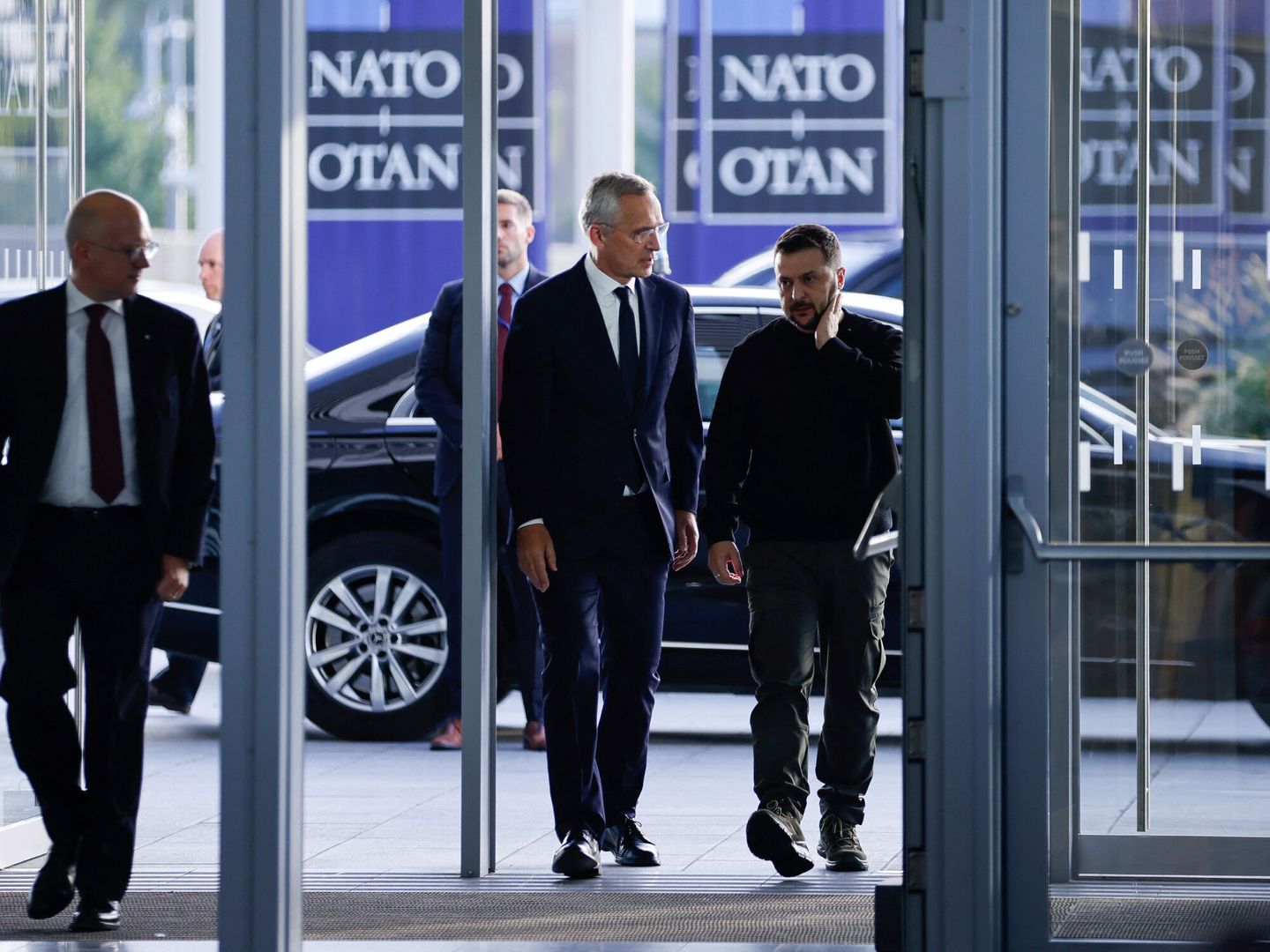 Stoltenberg junto con el presidente ucraniano en la sede de la OTAN. (Europa Press)