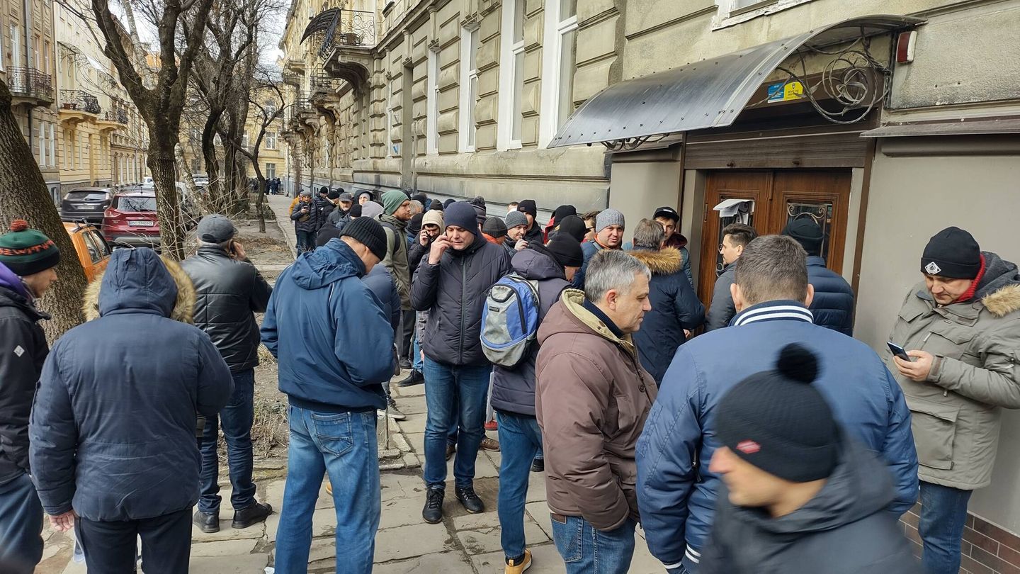 Colas para alistarse y recibir un arma en Lviv. (L. Proto)