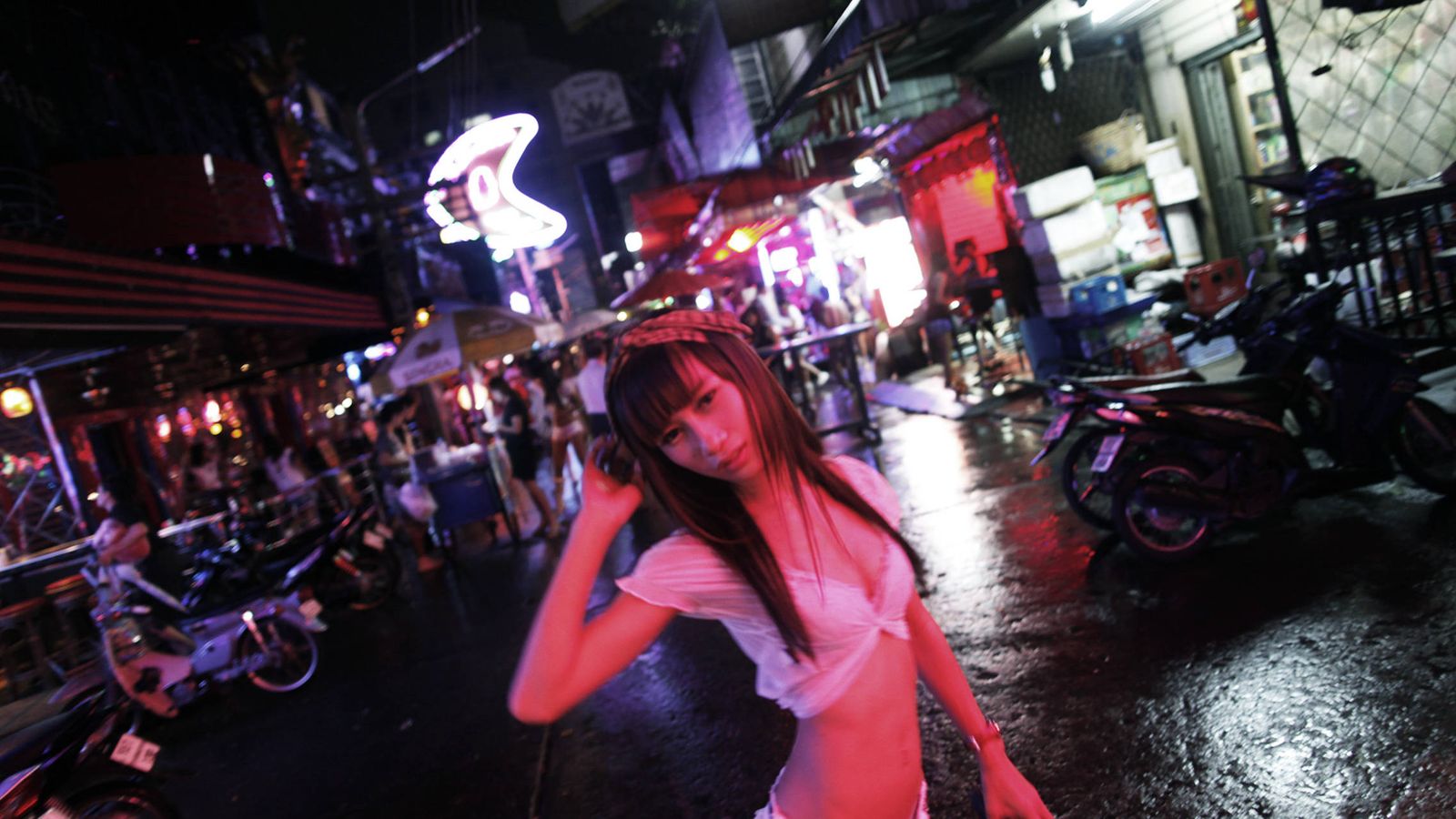 Foto: Una prostituta tailandesa en el "Callejón Cowboy" de Bangkok, en mayo de 2010 (Reuters)