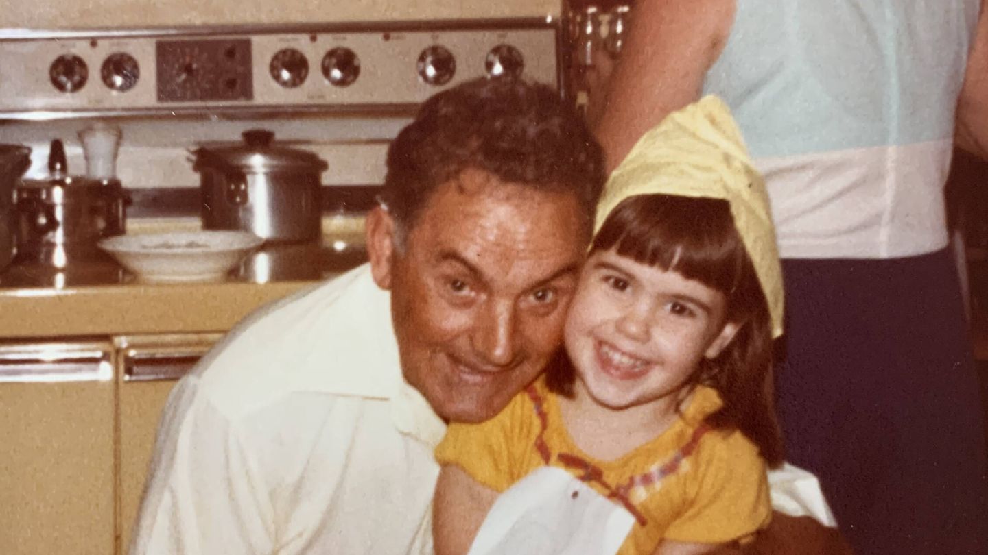 José y su nieta Allison, en noviembre de  1978. (Cedida por Alisson Larado)