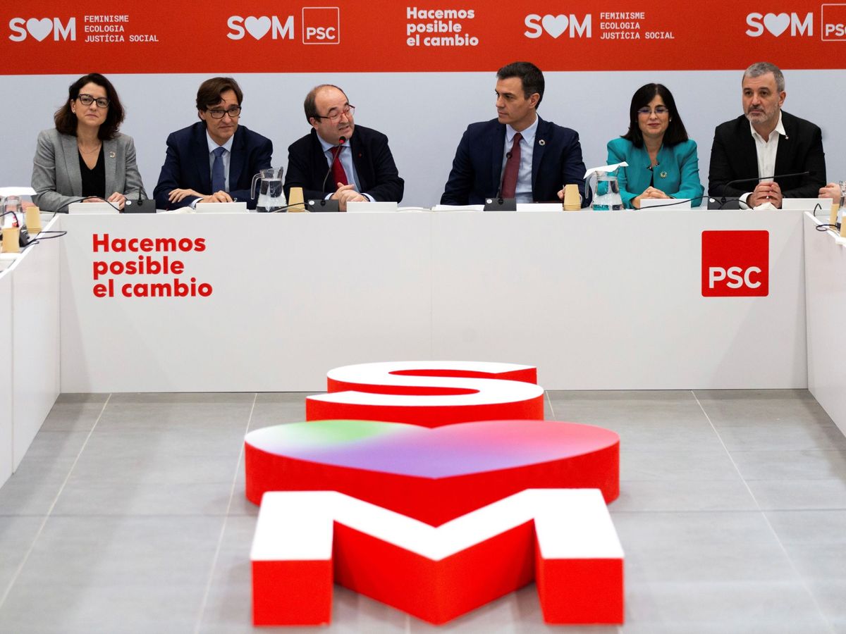 Foto: El presidente del Gobierno, Pedro Sánchez, con la cúpula del PSC. (EFE)