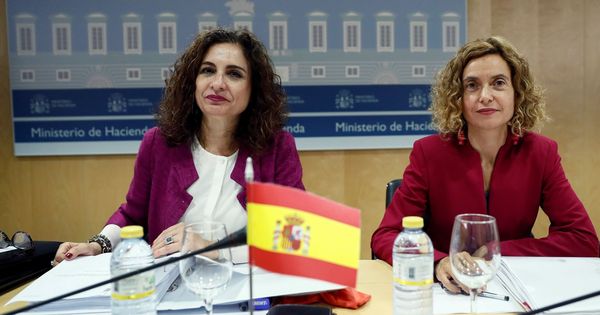Foto: La ministra de Hacienda, María Jesús Montero (i), junto con la ministra de Política Territorial y Función Pública, Meritxell Batet. (EFE)