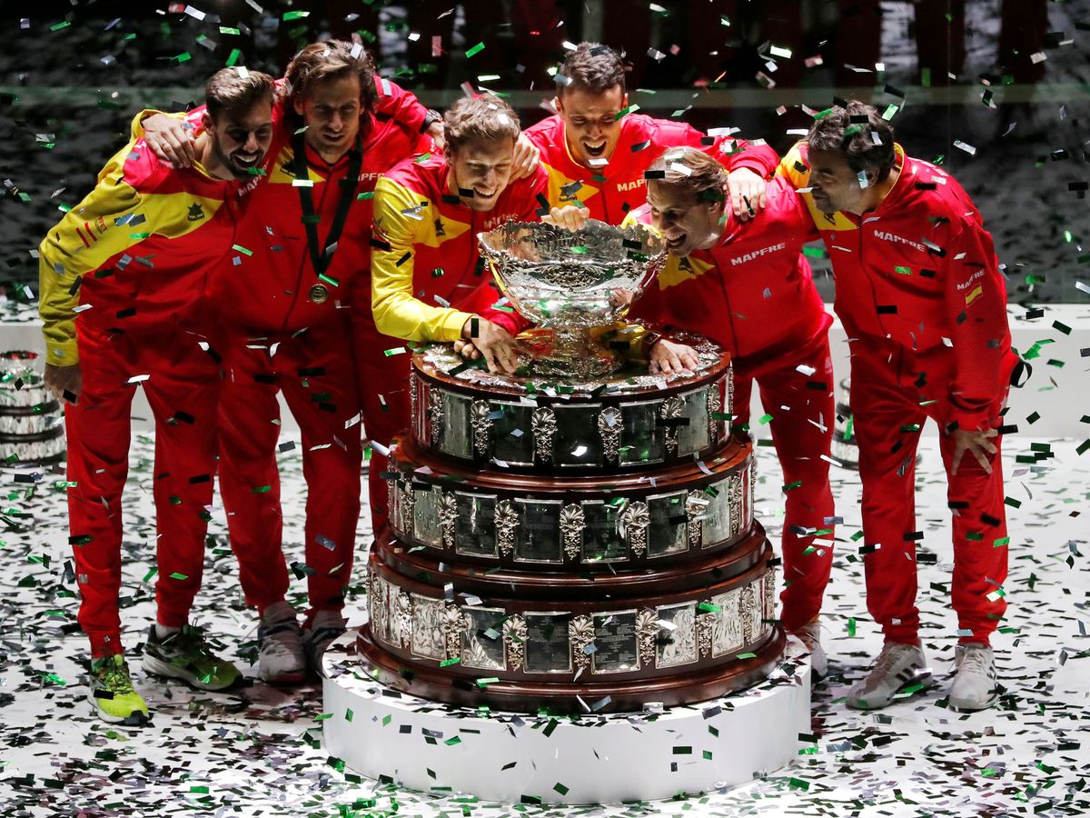Foto: El equipo español recoge el trofeo de campeones. (Reuters)