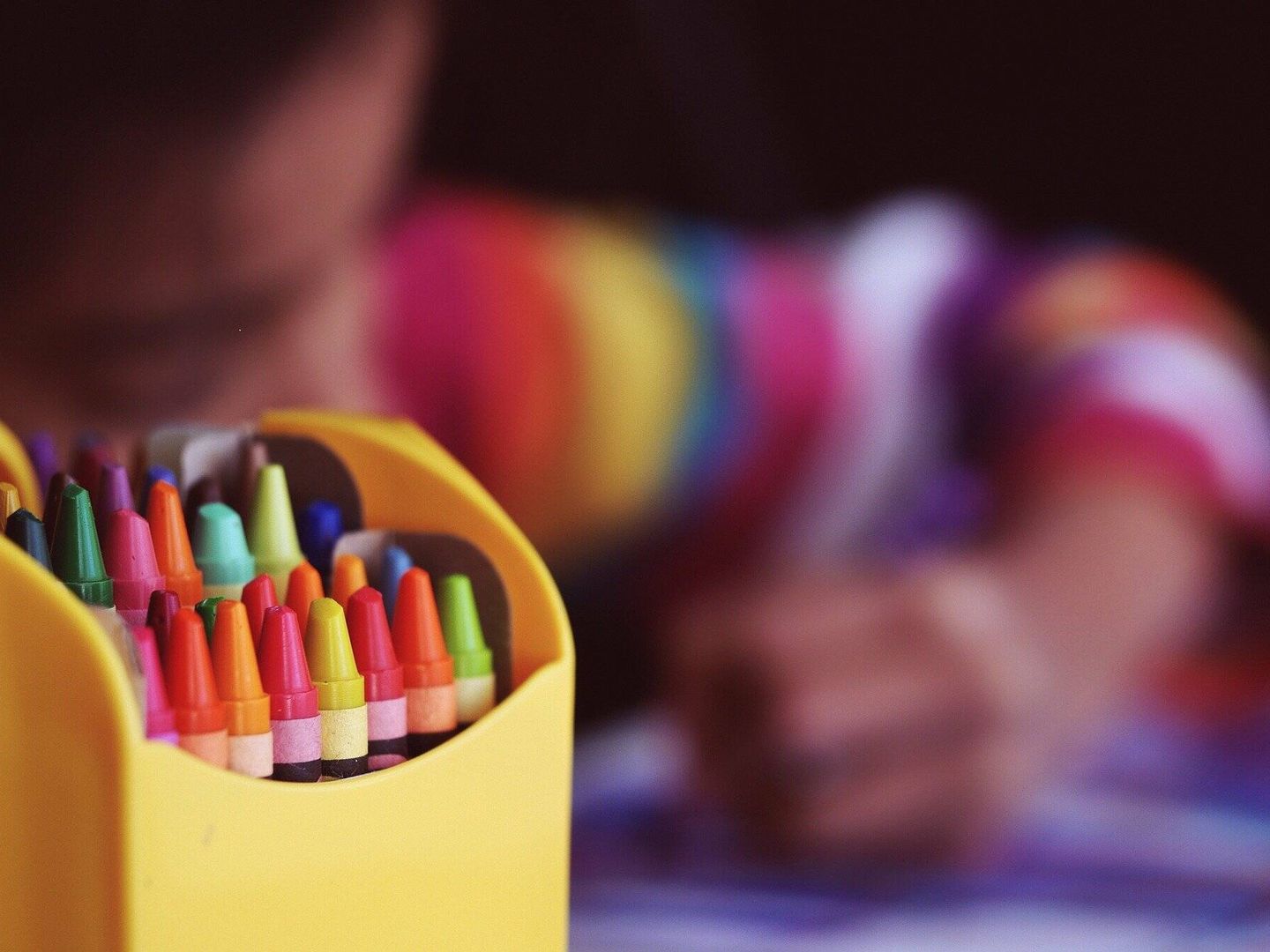 Un menor colorea en una escuela. (Pixabay)