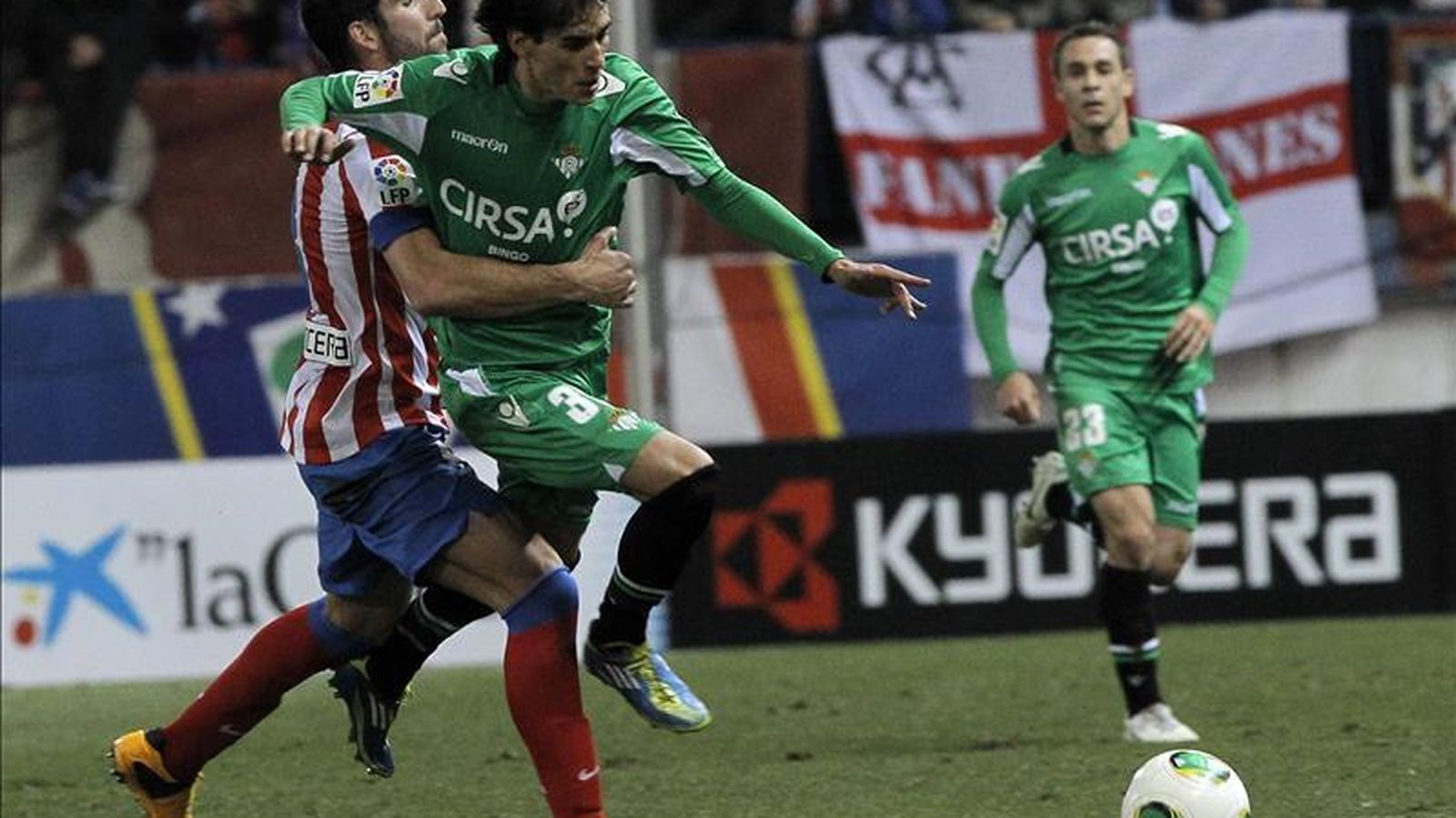 Foto: Eder Vilarchao trata de irse de Raúl García en su partido ante el Atlético